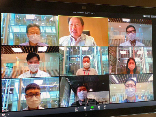 SK그룹이 상반기 대졸 신입사원 공채 필기전형인 SK종합역량검사(SKCT)를 오프라인으로 진행하기로 결정했다. 앞서 지난달 27일 최태원 SK회장(윗줄 가운데)이 화상간담회를 통해 신종 코로나바이러스 감염증(코로나19) 백신을 개발하고 있는 SK바이오사이언스 연구원들을 격려하고 있다.  [SK제공]